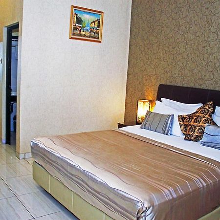 Hotel C3 Semarang Esterno foto
