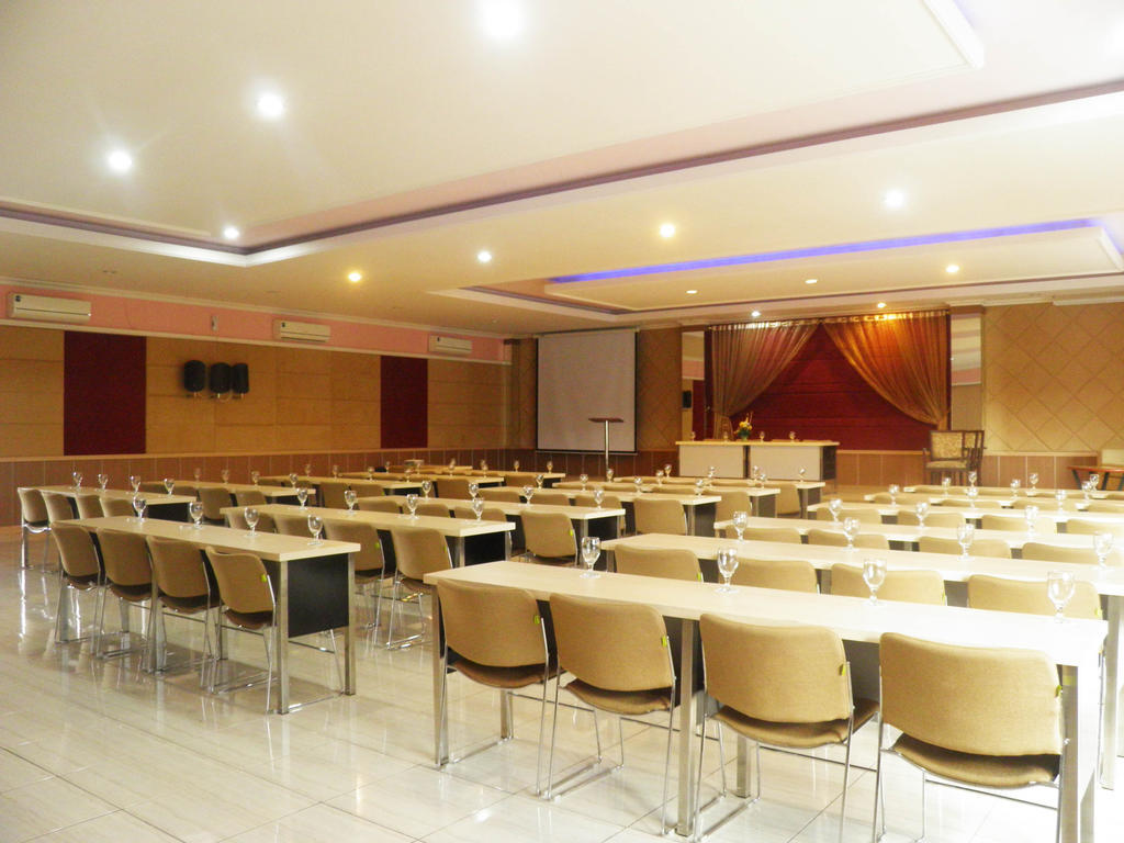 Hotel C3 Semarang Esterno foto